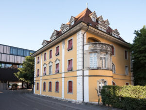 Das „gelbe Haus“ am Bahnhof Das „gelbe Haus“ am Bahnhof